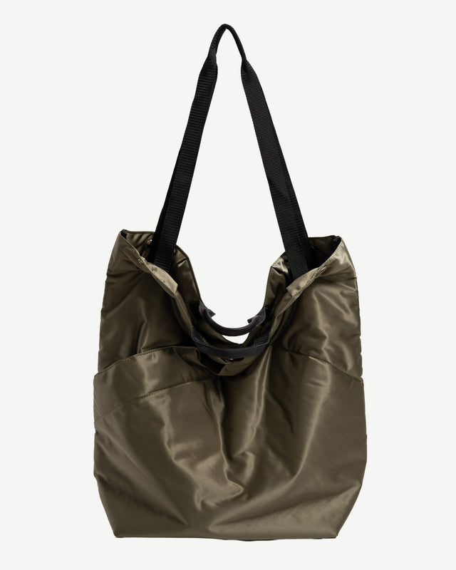 A TOTE BAG WITH A GENTLY SLOPING SILHOUETTE.
